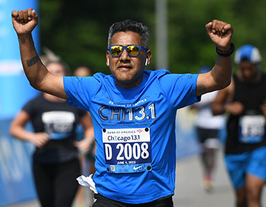 Man giving the peace sign running the Chicago 13.1