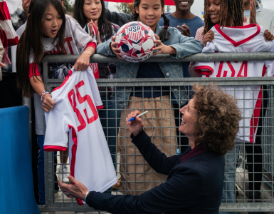 Michelle Akers signing fan’s jersey